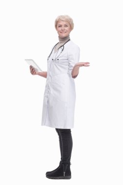 Tam gelişim. Modern kadın doktor dijital tabletle. beyaz arkaplanda izole edilmiş.