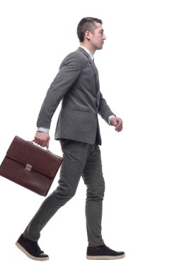 Tam gelişim. Deri çantalı bir iş adamı öne doğru yürüyordu. beyaz arkaplanda izole edilmiş.