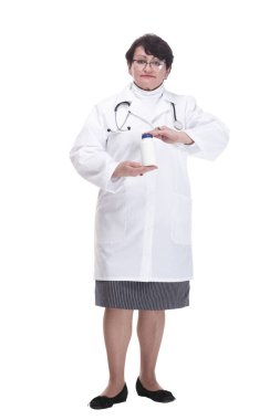 Tam gelişim. Elinde dezenfektanla kıdemli kadın doktor. beyaz arkaplanda izole edilmiş.