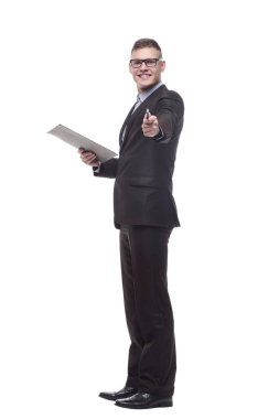 Tam gelişim. Elinde not panosuyla gülümseyen bir iş adamı. beyaz arkaplanda izole edilmiş.