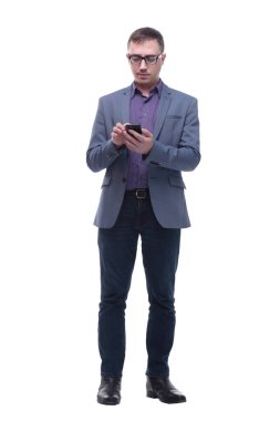 Genç yakışıklı iş adamı akıllı telefon ekranında mesaj yazıyor. Beyaz stüdyo arka planında tam boy portre izole edilmiş.