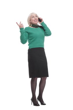 Akıllı telefonu ve hazır kahvesi olan çekici bir kadın. beyaz arkaplanda izole edilmiş.