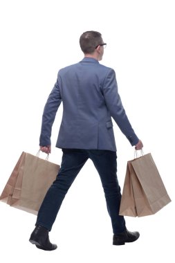 Alışveriş torbalarıyla gezen yakışıklı bir adam. Beyaz arkaplan üzerinde izole edilmiş.