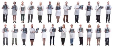 Röntgen çeken bir grup doktor beyaz arka planda izole edilmiş.