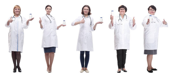 группа врачей, держащих банку изолированы на белом фоне