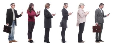 Bir grup insan ellerinde tuttukları telefon profilini beyaz arkaplanda izole ettiler