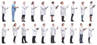 Not defteri olan bir grup doktor beyaz arkaplanda izole edilmiş.