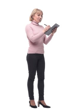 Beyaz arka planda izole edilmiş boş bir panoya işaret eden gülümseyen iş kadını portresi