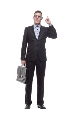 Tam gelişim. Deri çantalı gülümseyen genç bir iş adamı. beyaz arkaplanda izole edilmiş.