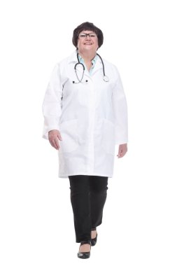 Steteskoplu yaşlı bir kadın doktor öne doğru yürür. beyaz arkaplanda izole edilmiş.
