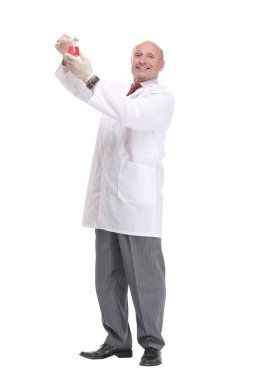 Beyaz önlüklü, gri saçlı ve sakallı olgun bir bilim adamı elinde beher şişesiyle beyaz arka planda tıbbi testler yapıyor.
