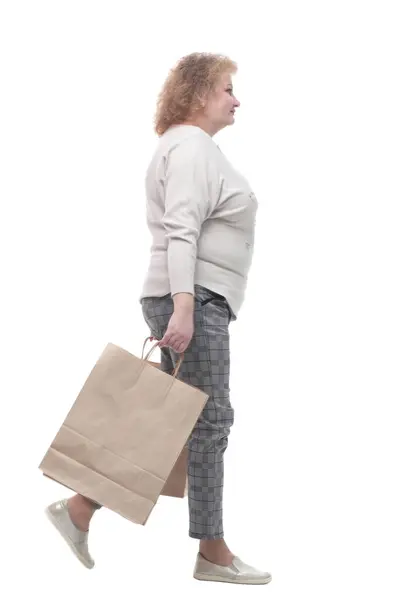 Tam Boy Alışveriş Çantalı Sıradan Bir Yetişkin Kadın Beyaz Arkaplanda — Stok fotoğraf