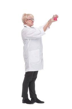 Laboratuvar matarasında uzman bir doktor. beyaz arkaplanda izole edilmiş.