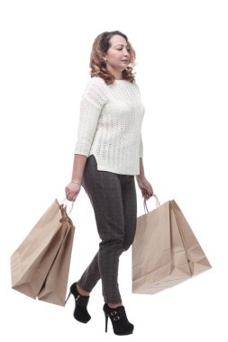 Alışveriş çantalı sıradan bir genç kadın. beyaz arkaplanda izole edilmiş.