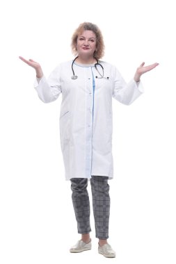 Tamamen yetişkin. Elinde dezenfektanla ciddi bir kadın doktor. beyaz arkaplanda izole edilmiş.