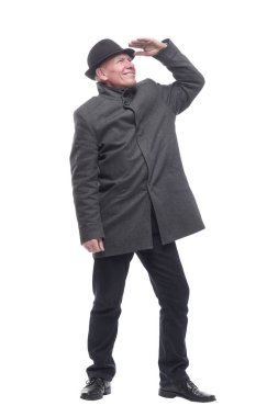 Tam gelişim. Şapkalı ve sonbahar ceketli zeki bir adam. beyaz arkaplanda izole edilmiş.