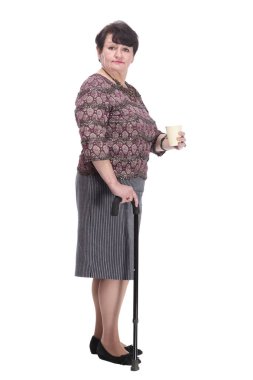 Tam boy. Sipariş kahvesi getiren sıradan yaşlı bir kadın. beyaz arkaplanda izole edilmiş.