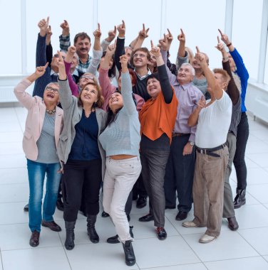 Bir grup yaşlı insan ellerini kaldırdı.