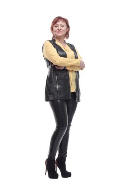 Deri pantolon ve yelek giyen çekici, olgun bir kadın. beyaz arkaplanda izole edilmiş.