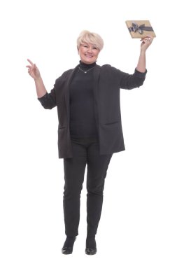 Tam boy. Hediye kutusu olan olgun bir iş kadını. beyaz arkaplanda izole edilmiş.