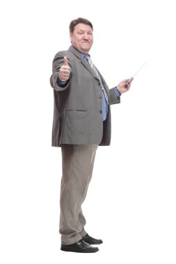 Tam gelişim. Dijital tabletli bir iş adamı. beyaz arkaplanda izole edilmiş.