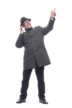 Tam gelişim. Akıllı telefonlu zeki bir adam. beyaz arkaplanda izole edilmiş.