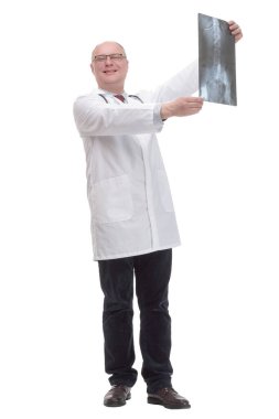 Tam boy. Beyaz önlüklü olgun bir doktor beyaz bir arka planda izole bir şekilde ileri doğru yürüyor..