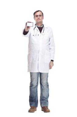 Tam boy. Kartvizitini gösteren uzman bir doktor. beyaz arkaplanda izole edilmiş.