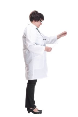 Tam gelişim. Röntgen çektiren yaşlı bir kadın doktor. beyaz arkaplanda izole edilmiş.