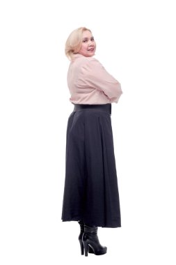 Güzel sarışın bir kadının pembe bluz giyen bir şeye bakışının arkası.