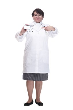 Tam gelişim. Son sınıf bayan doktor ziyaretçi kartını gösteriyor. beyaz arkaplanda izole edilmiş.