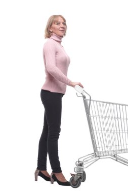 Beyaz arka planda izole edilmiş bir alışveriş arabasını iten bir kadının tam boy portresi.