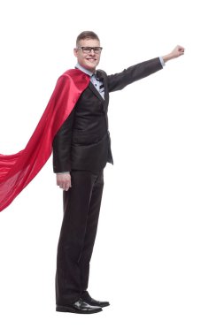 Tam gelişim. Süper kahraman pelerinli genç bir iş adamı. beyaz arkaplanda izole edilmiş.