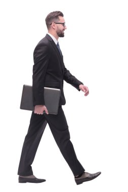 Tam gelişim. Bilgisayarlı başarılı bir iş adamı öne çıkıyor. beyaz arkaplanda izole