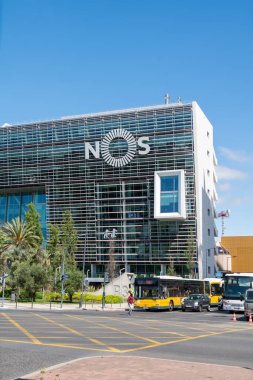 Portekiz Lizbon - 1 Temmuz 2024. NOS, SGPS S.A., mobil ve sabit telefon, kablolu televizyon, uydu televizyon ve internet sağlayan Portekizli telekomünikasyon ve medya şirketidir..