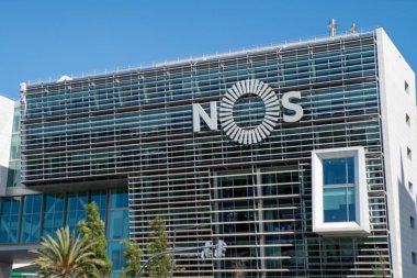 Portekiz Lizbon - 1 Temmuz 2024. NOS, SGPS S.A., mobil ve sabit telefon, kablolu televizyon, uydu televizyon ve internet sağlayan Portekizli telekomünikasyon ve medya şirketidir..