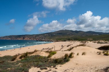 Praia do Guincho, Serra de Sintra 'nın dramatik manzarası içinde çarpıcı bir kumsal. 