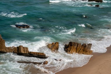 Dalgalı Atlantik Okyanusu sahil şeridi