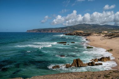 Dalgalı Atlantik Okyanusu sahil şeridi