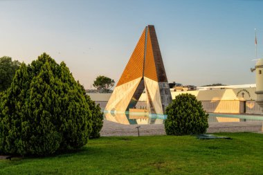 Lizbon Portekiz - 16 Haziran 2024. Lizbon, Portekiz - Denizaşırı Savaşçılar Anıtı (Portekizce: Monumento aos Fighbatentes do Ultramar), Portekiz ordusunun şehit askerlerine adanmış bir savaş anıtı.