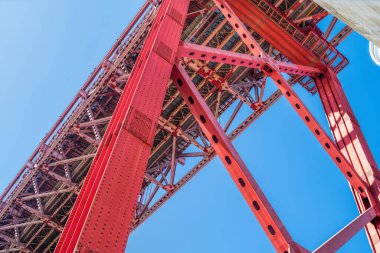 25 Nisan Köprüsü 'nün Ayrıntıları (Ponte 25 de Abril) Douro Nehri' ni geçiyor