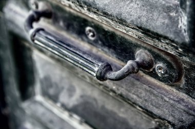 Eski ahşap kapının eski kapı kolu.