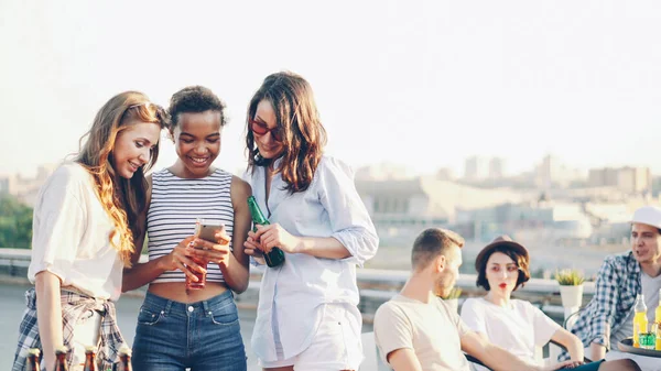 Pretty Young Ladies Friends Using Smartphone Looking Screen Talking Standing — Stock Photo, Image
