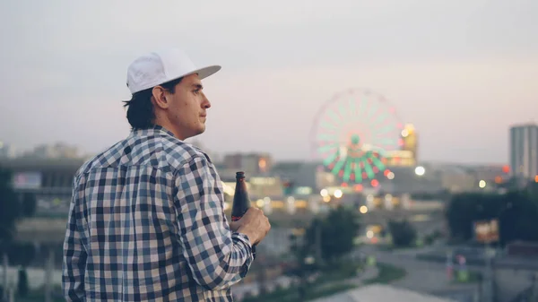 Грустный Молодой Человек Пьет Пиво Наслаждается Прекрасным Видом Современный Город — стоковое фото