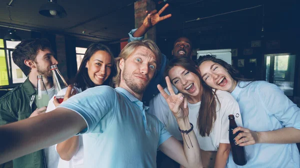 Grupo Colegas Felices Están Tomando Selfie Juntos Joven Está Sosteniendo —  Fotos de Stock