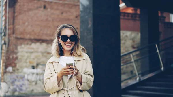 Güzel Kız Smartphone Kullanarak Sokakta Yürürken Ritim Modern Şehir Zevk — Stok fotoğraf