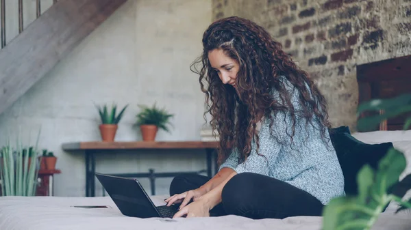 Evde Dizüstü Bilgisayarla Çalışan Genç Bir Kadın Nternetten Internetten Modern — Stok fotoğraf