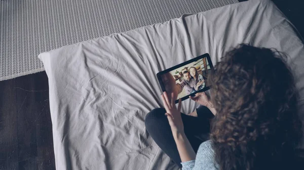 Μεγάλη Γωνία Πυροβολισμό Νεαρή Κοπέλα Κάνει Βίντεο Κλήση Χρησιμοποιώντας Tablet — Φωτογραφία Αρχείου