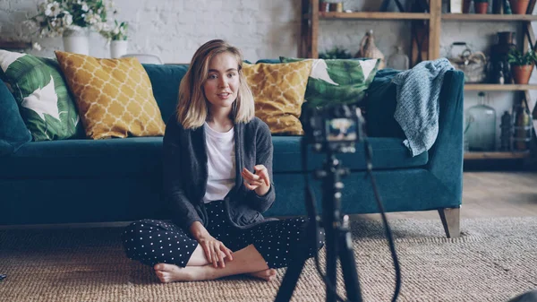 창조적인 여자는 인터넷 Videolog에 그녀의 가입자에 비디오를 그녀는 카메라에 삼각대에 — 스톡 사진
