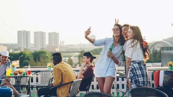 Játékos Fiatal Szed Selfie Smartphone Így Mutatja Nyelv Nyúl Füle — Stock Fotó